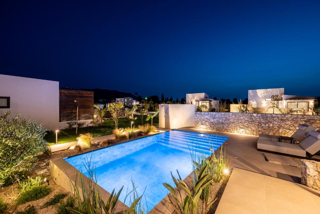 科斯镇Campo Premium Stay Private Pool Villas的游泳池的夜间图像