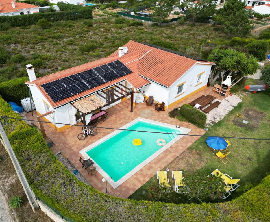 阿尔热祖尔Casa Ensolarada B&B and Pottery的享有带游泳池的房屋的空中景致