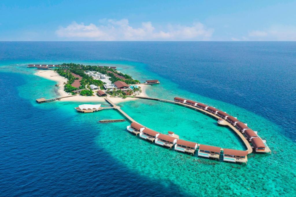 芭环礁The Westin Maldives Miriandhoo Resort的水中拥有度假胜地的岛屿