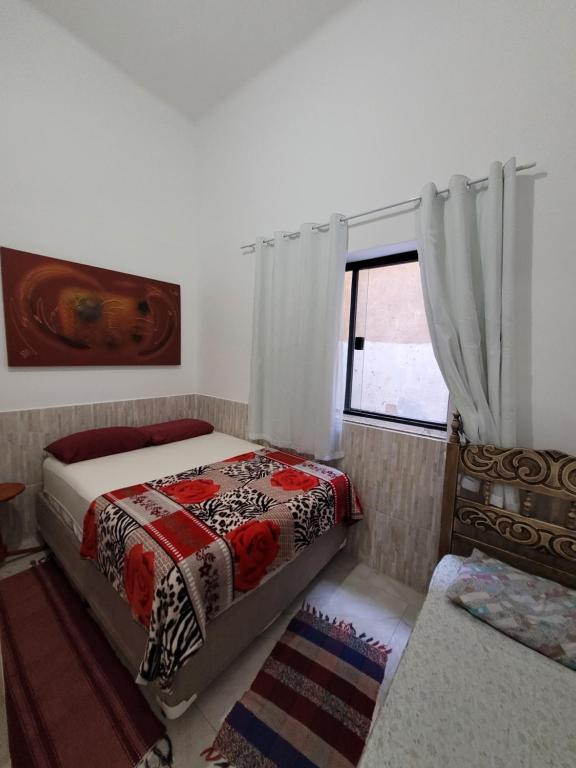 雷森迪Pousada Diniz的一间卧室设有两张床和窗户。