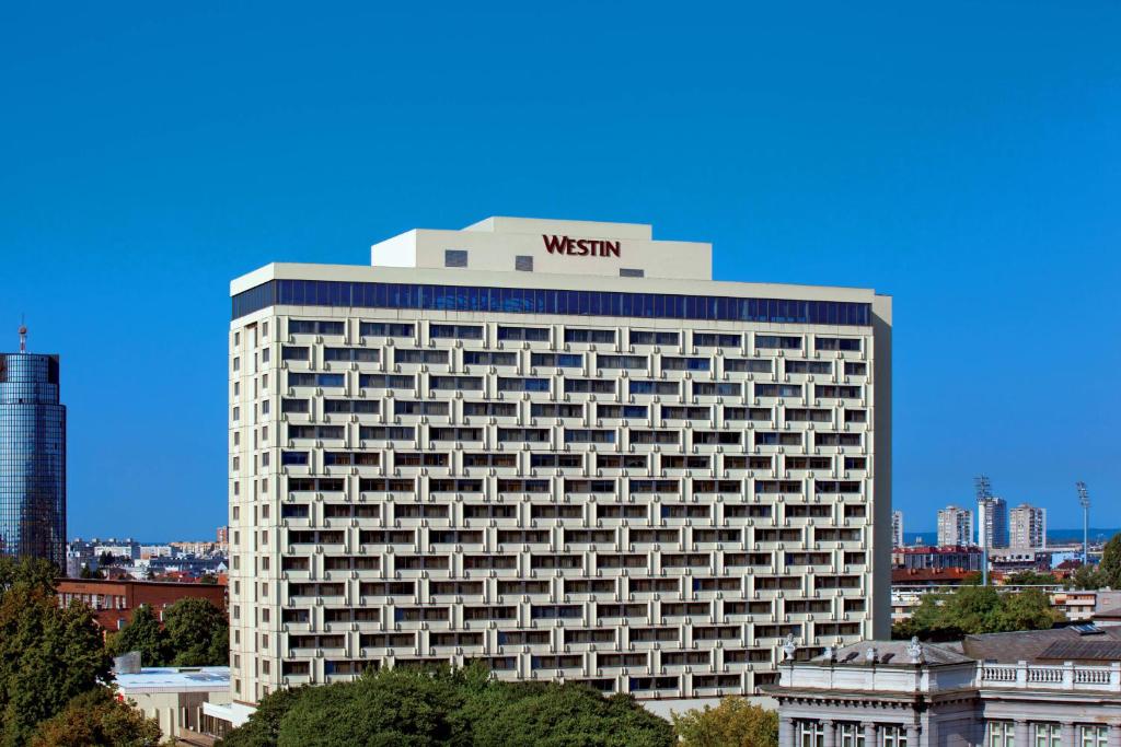 萨格勒布威斯汀泽格布酒店的一座高大的建筑,上面有西边