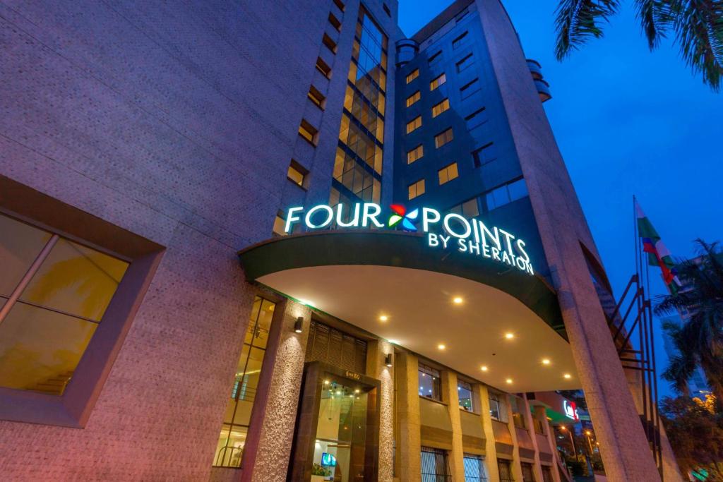 麦德林Four Points by Sheraton Medellín的喜来登酒店四点的正面景色