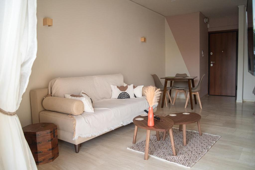 瓦尔基扎Naiads Nest - The Cozy Retreat的客厅配有白色的沙发和桌子