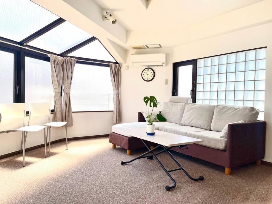 东京大山駅徒步4分平层90㎡超大客厅光线充沛（池袋至近）的客厅配有沙发和桌子
