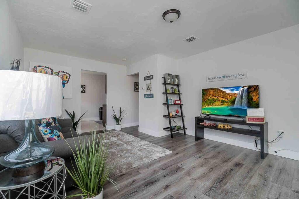 迈阿密PARADISE II MIAMI BEACH HOUSE的带沙发和平面电视的客厅