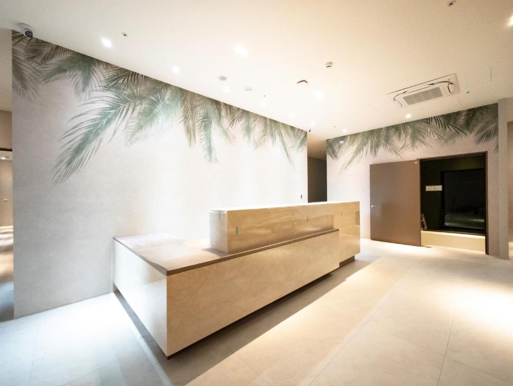 罗东镇山島行旅 Hotel Sandao的大堂设有前台,墙上挂有棕榈壁画