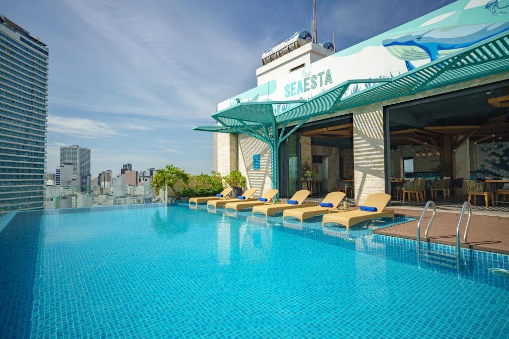 芽庄Seaesta Nha Trang Hotel的建筑物屋顶上的游泳池