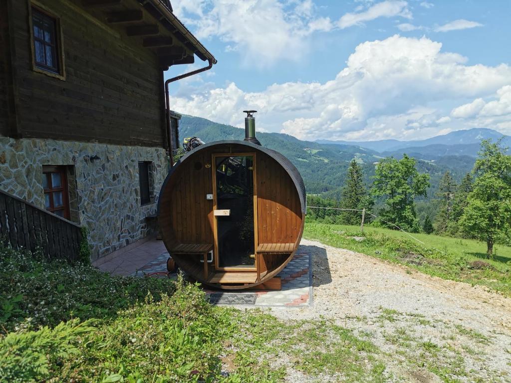 Gornji GradApartments Petek的木浴缸位于房子外
