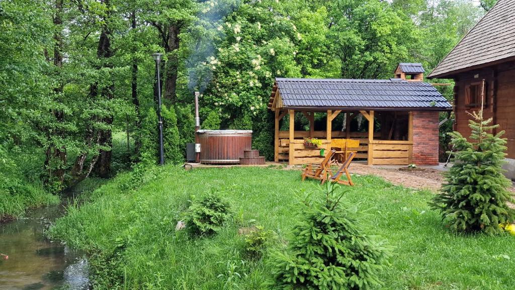 Vrelo KoreničkoVodenica Vrelo Chalets的小屋,设有河畔凉亭