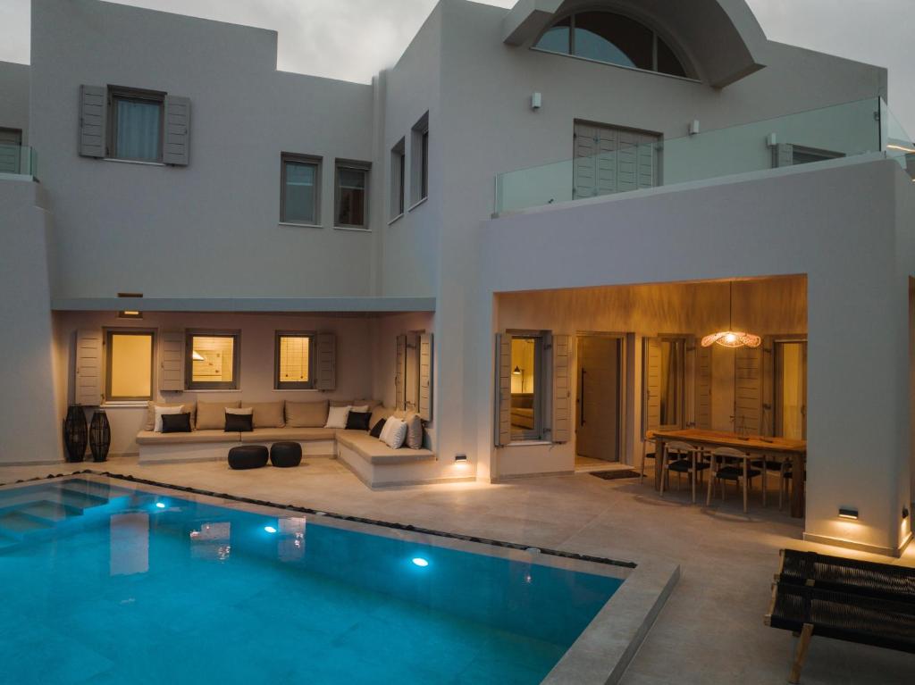 梅萨雷亚Casa di terra的一座带游泳池和客厅的房子