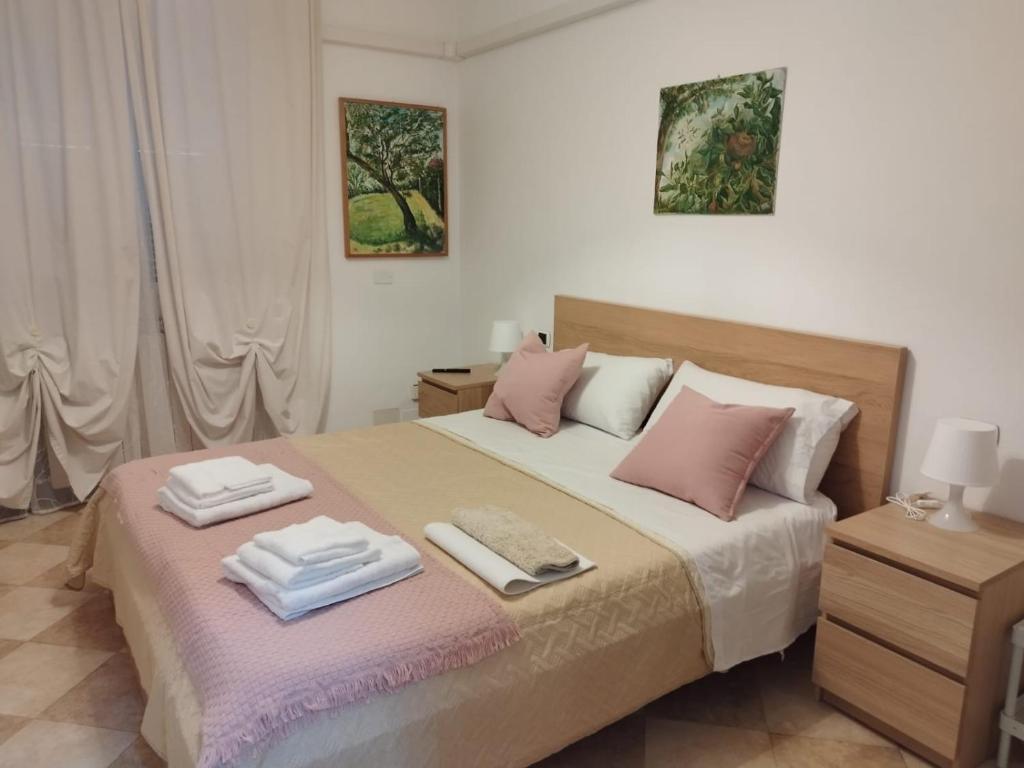 斯培西亚IL GIARDINO的一间卧室配有一张床,上面有两条毛巾
