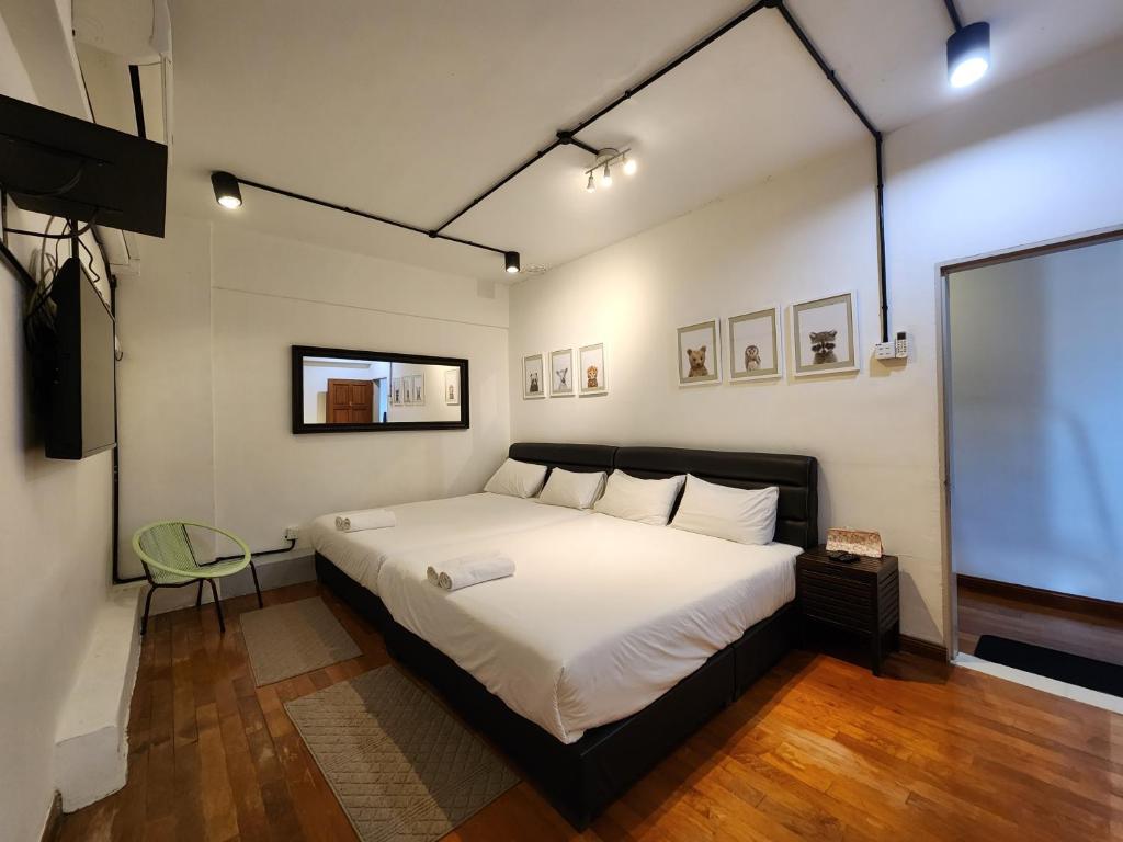瓜拉丁加奴仁民宿的一间卧室配有大床和投影屏幕