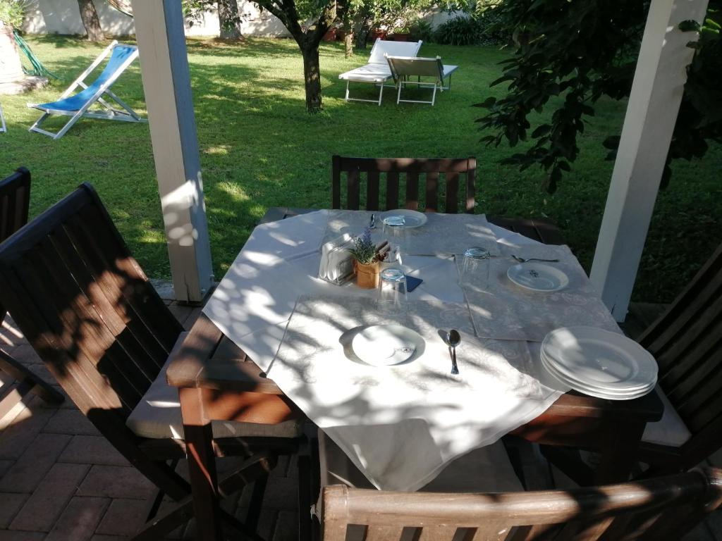 圣朱利亚诺-泰尔梅奥西住宿加早餐旅馆的天井上配有白色桌布的桌子