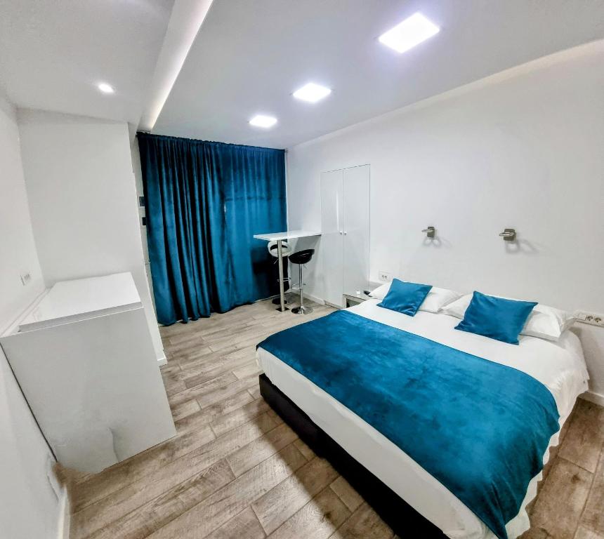 杜布罗夫尼克罗马拉公寓的一间卧室设有一张大床和一个水槽