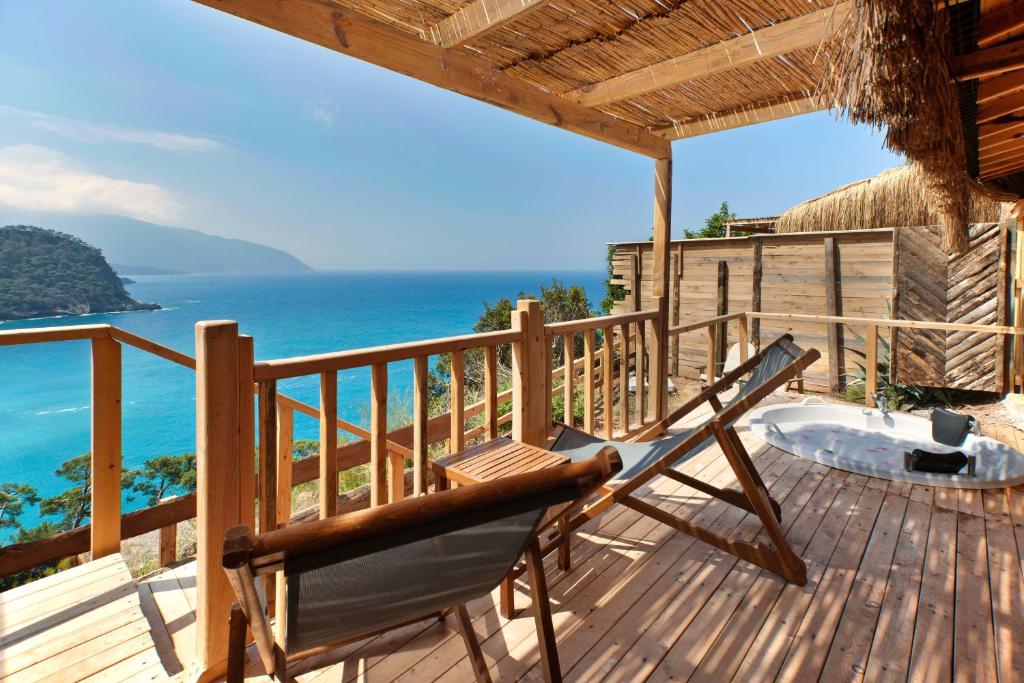 KızılcakayaFlavia Hotel的海景甲板上的椅子