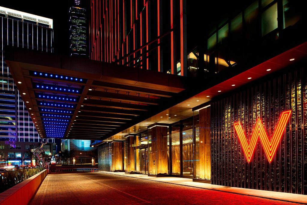 台北台北 W 酒店 的一座建筑物,晚上在建筑物的一侧有 ⁇ 号