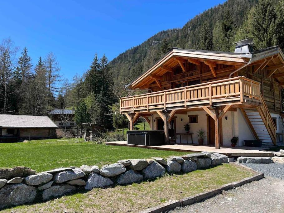 夏蒙尼-勃朗峰Chalet Le petit paradis - Chamonix-Mont-Blanc的前面设有石墙的大型小木屋