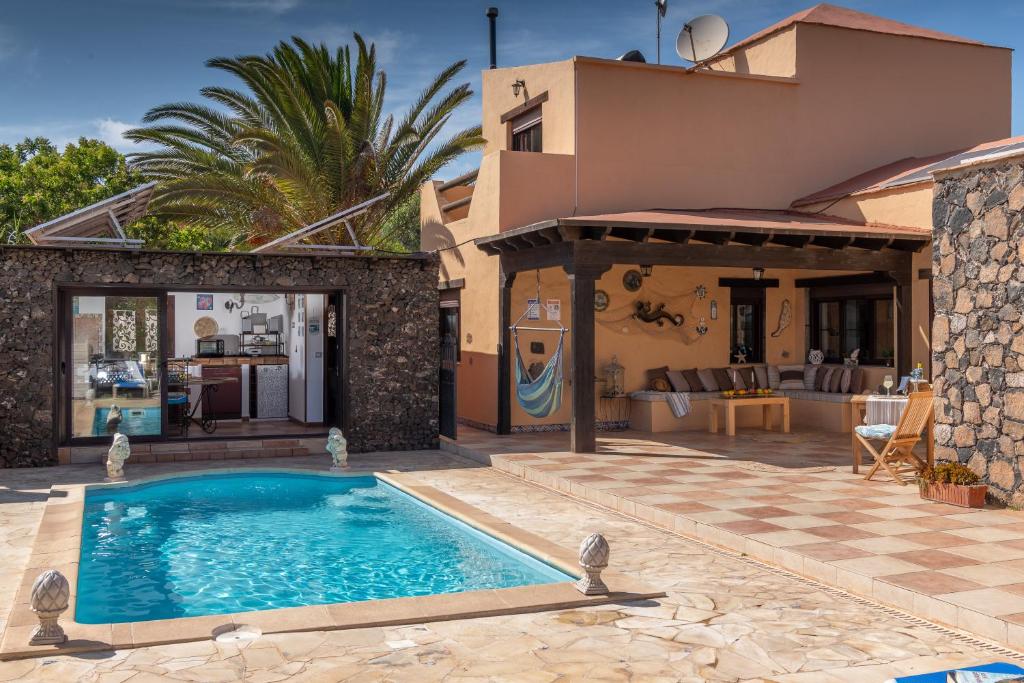 维拉韦德Villa Maravilla piscina climatizada的别墅前设有游泳池