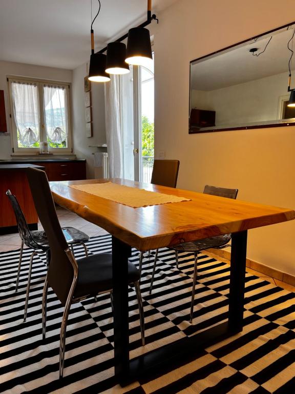 加尔达Charm Casa Fabiale的一间带木桌和椅子的用餐室