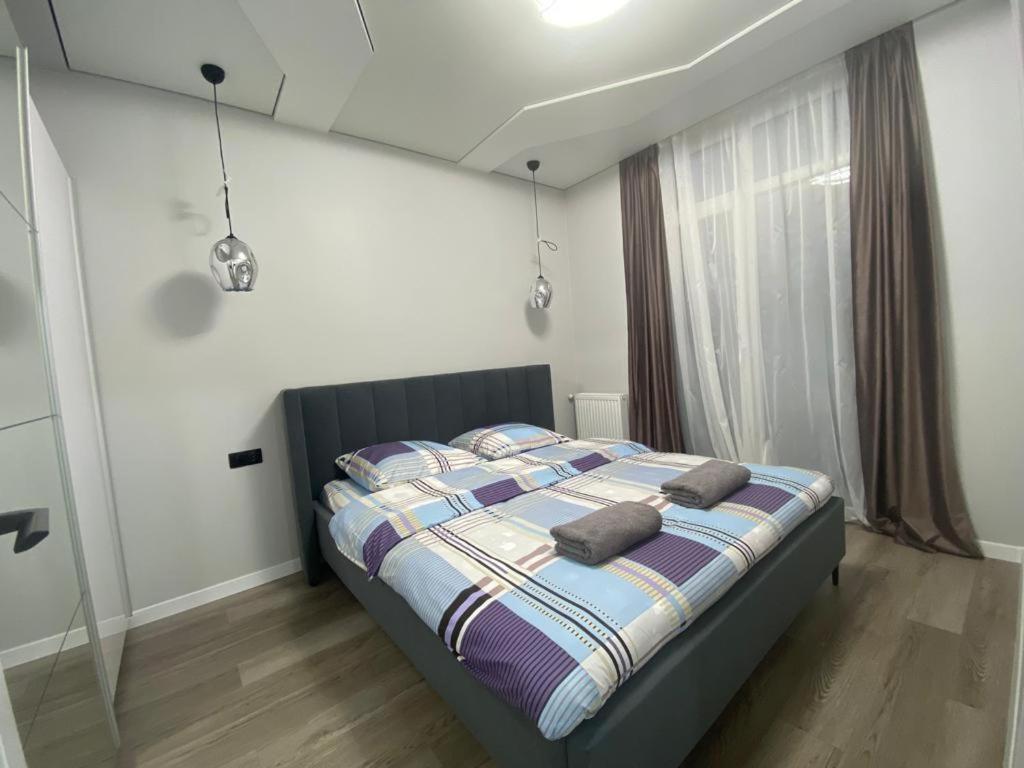 乌日霍罗德Prospekt 1的一间卧室配有带枕头的床