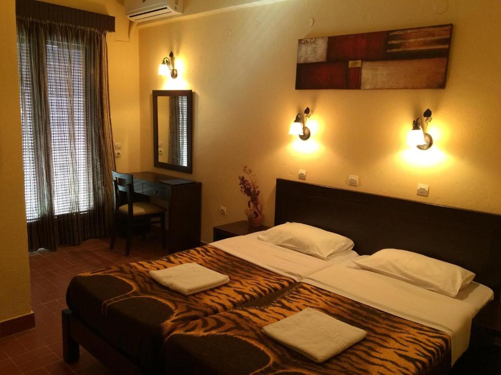 SpílionGreen Hotel - Maravel Botanical Garden的一间卧室配有一张大床和两条毛巾