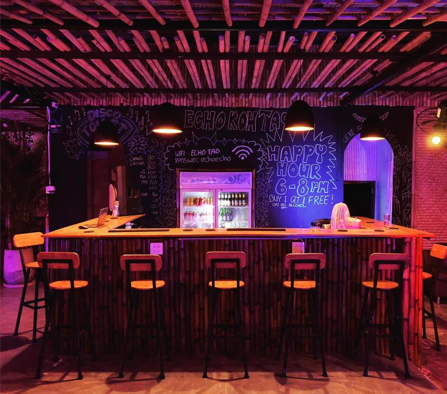 涛岛Echo Hostel Koh Tao的书写室里带凳子的酒吧