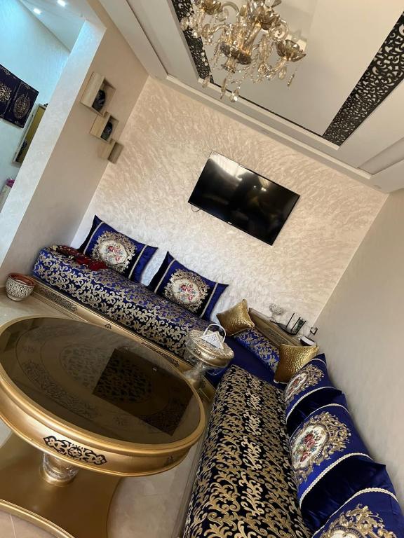 盖尼特拉Tajhiz alliance darna的一间带金色卫生间和沙发的浴室