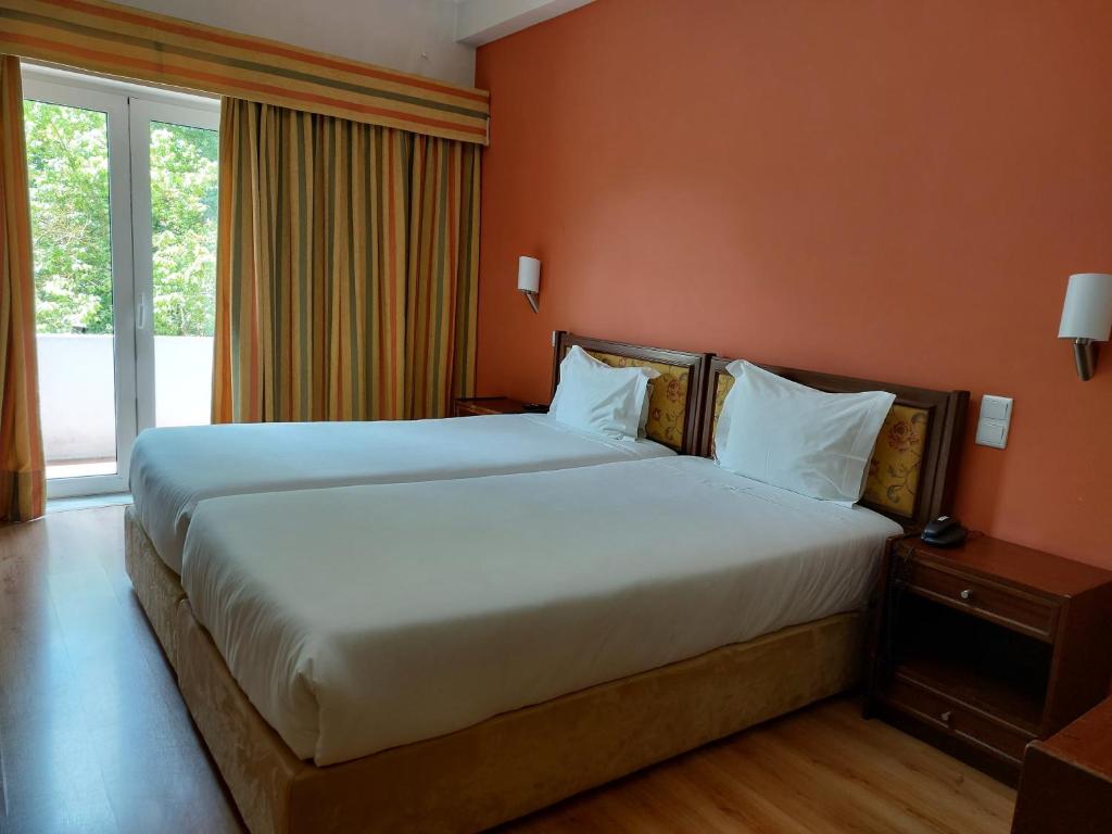 查韦斯柏图斯酒店的酒店客房设有两张床和窗户。