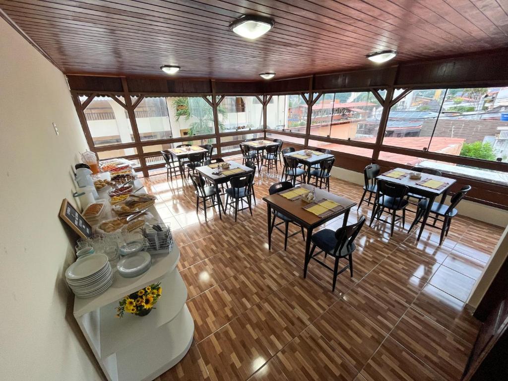 纳塔尔Pousada Recanto de Ponta Negra的享有带桌椅的餐厅的顶部景致