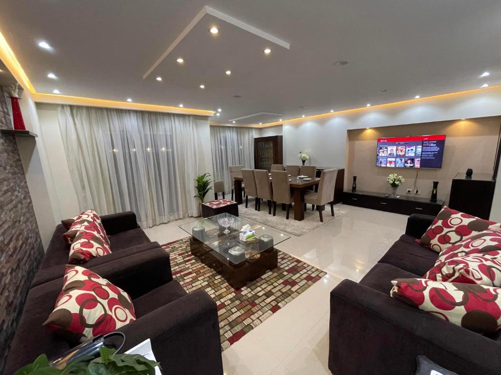 开罗Superb & comfy 3BDR apartment with outstanding view شقة فندقية فاخرة فيو رائع للمطار的一间带两张沙发的客厅和一间用餐室