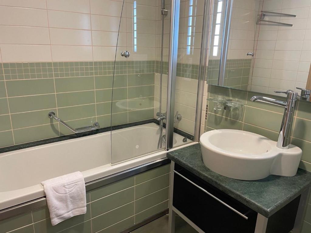 拉夫达private apartments in Emerald的浴室配有盥洗盆和浴缸。