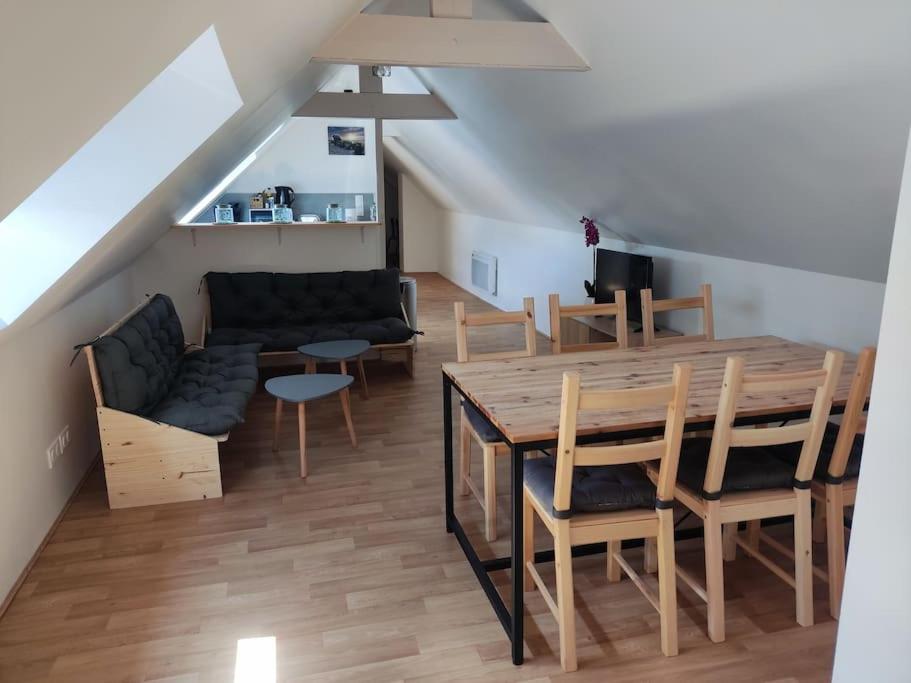 索姆河畔的圣瓦列里Le cœur Valericain 4的客厅配有木桌和沙发