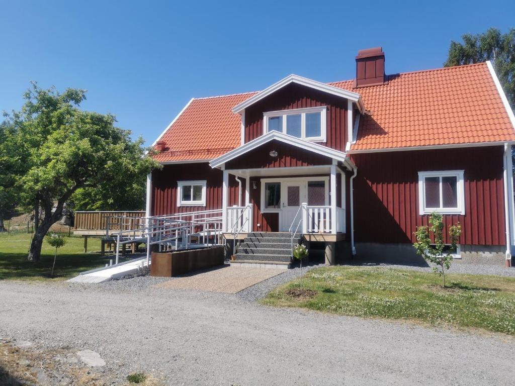 SollebrunnÄppelgården的红色房子,有红色屋顶