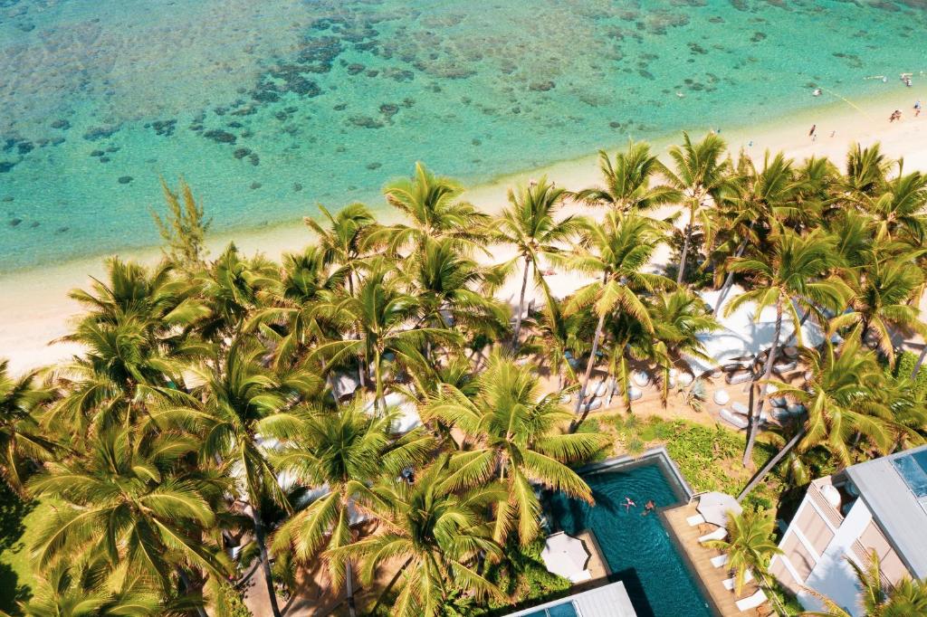 圣吉尔莱班Ness by D-Ocean的享有棕榈树海滩和大海的空中景致