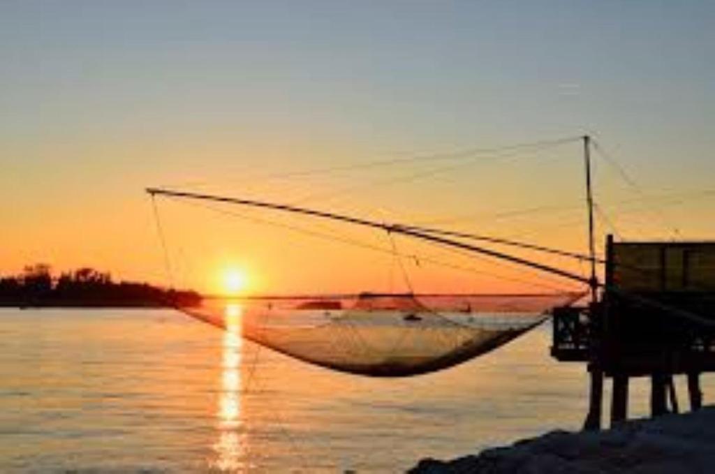 威尼斯Ada home的日落时分坐在水面上的船
