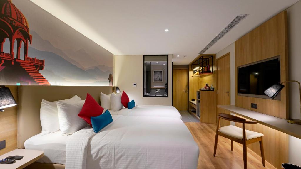 班加罗尔Aiden by Best Western Hennur的酒店客房配有两张床和一张书桌