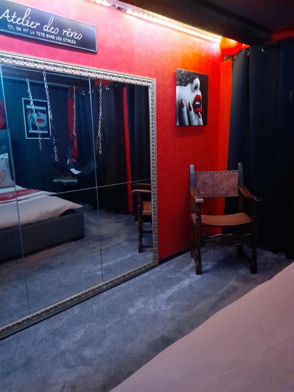 巴尔LOVE ROOM Le rouge et noir的镜子,房间带椅子和床
