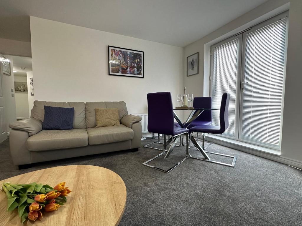 Great OakleySuperb 2 bedroomed apartment的客厅配有沙发和桌子