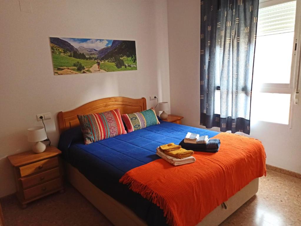 蒙塔尼约斯Apartamento Montanejos的一间卧室配有一张带蓝色棉被的床