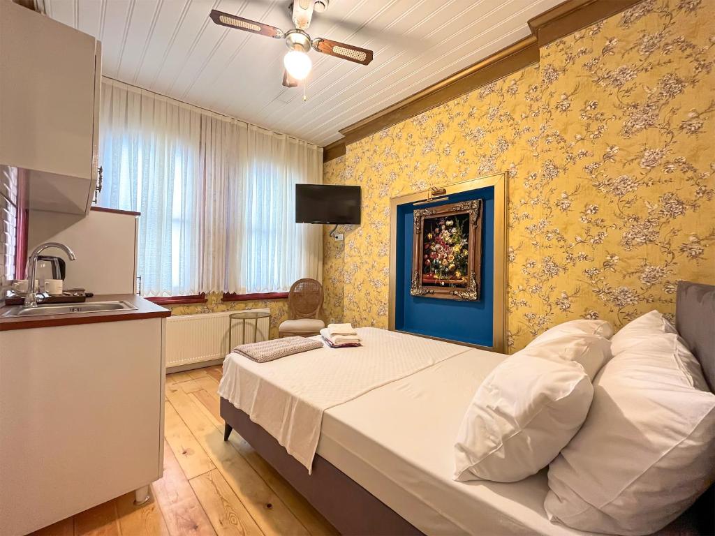 伊斯坦布尔Mimoza Guesthouse的一间带大床的卧室和一间厨房