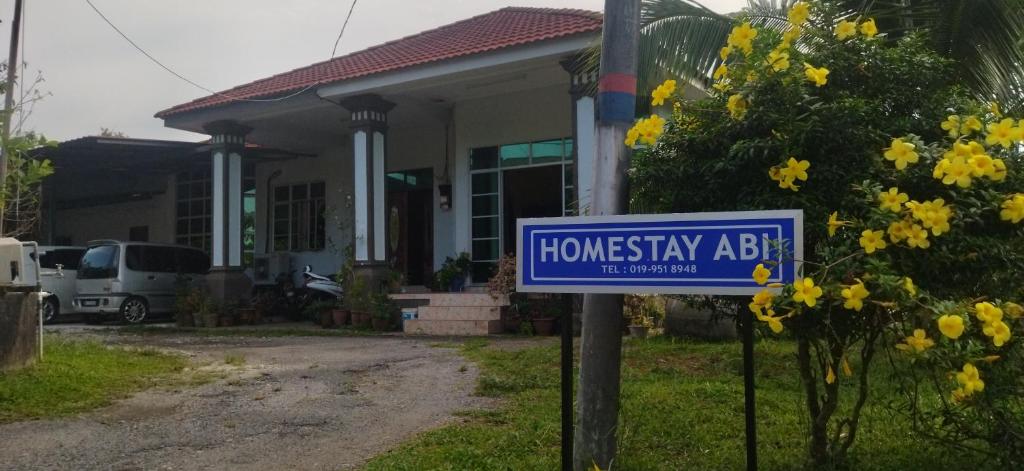 哥打巴鲁Homestay Abi的房屋前有标志的房子