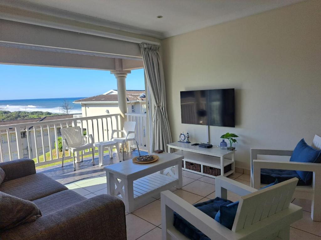 谢普斯敦港Hello Holiday at 4 Boboyi Mangrove Beach Estate的客厅配有沙发,阳台上配有电视