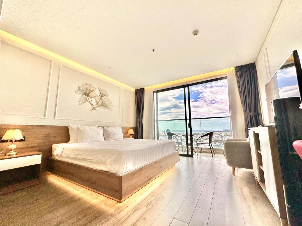 绥和市White House Condotel Phú Yên的一间卧室配有一张床,享有海景