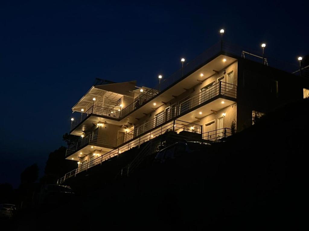 兰斯顿Onehouse Resort Lansdowne的一座晚上有灯的建筑