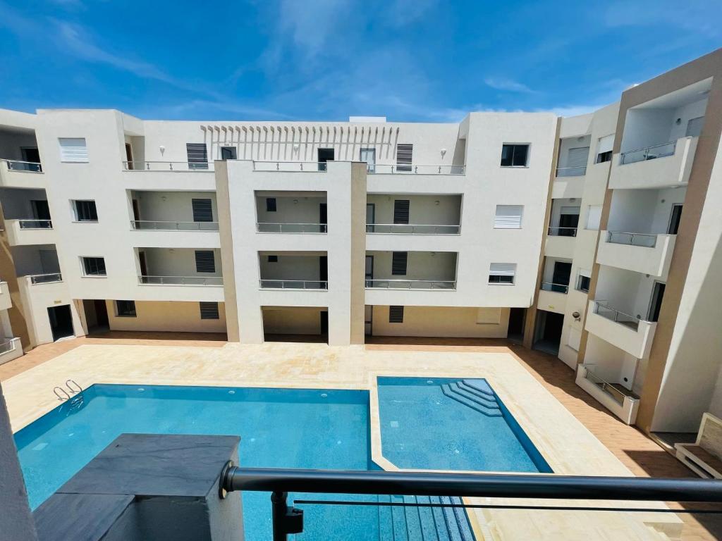 古莱比耶Luxus-Apartment mit Poolblick的享有带游泳池的大型公寓楼的景致