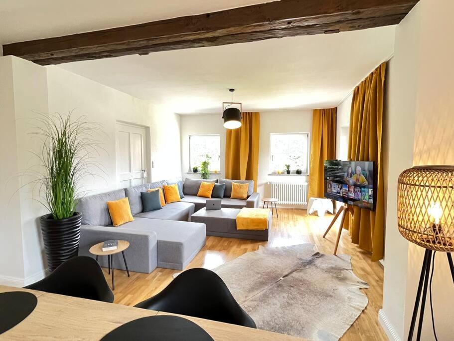 基姆湖畔普林STAYBEST Apartment König Ludwig的客厅配有沙发和桌子