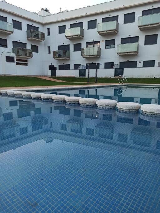 迈阿密普拉特亚Apartamento de estilo mediterráneo的大楼前设有游泳池的酒店