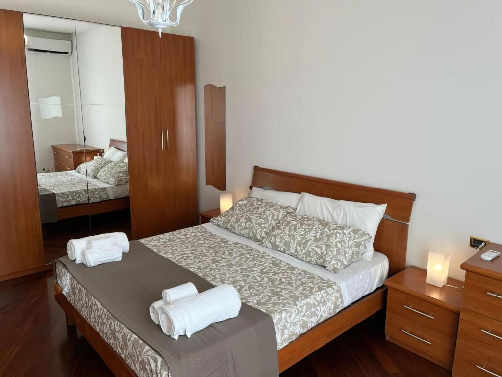 米兰AL54 Apartment的一间卧室配有一张床,上面有两条毛巾