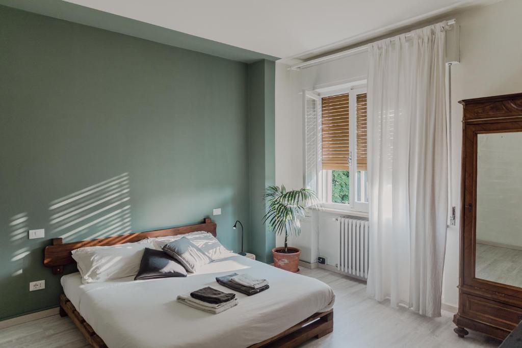 加尔达Saoō的一间卧室设有一张带绿色墙壁和窗户的床。