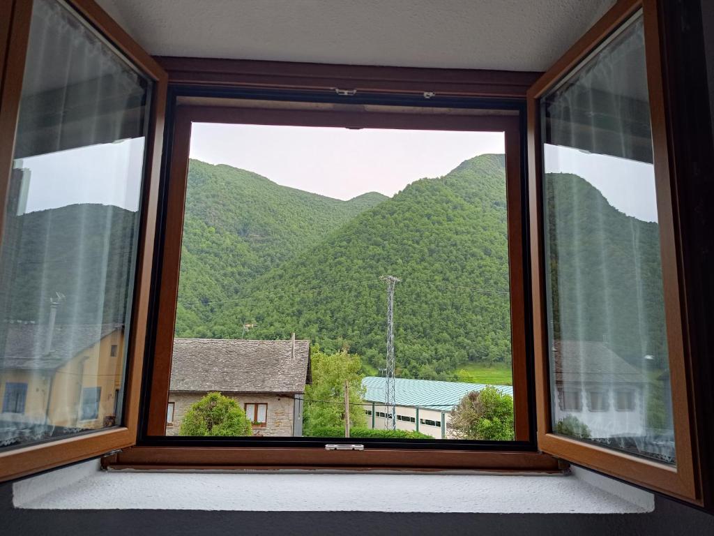 Caboalles de AbajoVUT Corea324的山景窗户